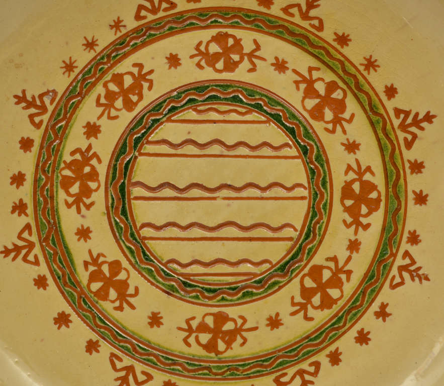 Керамическая тарелка с орнаментом