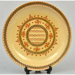 Keramikas šķīvis ar ornamentiem