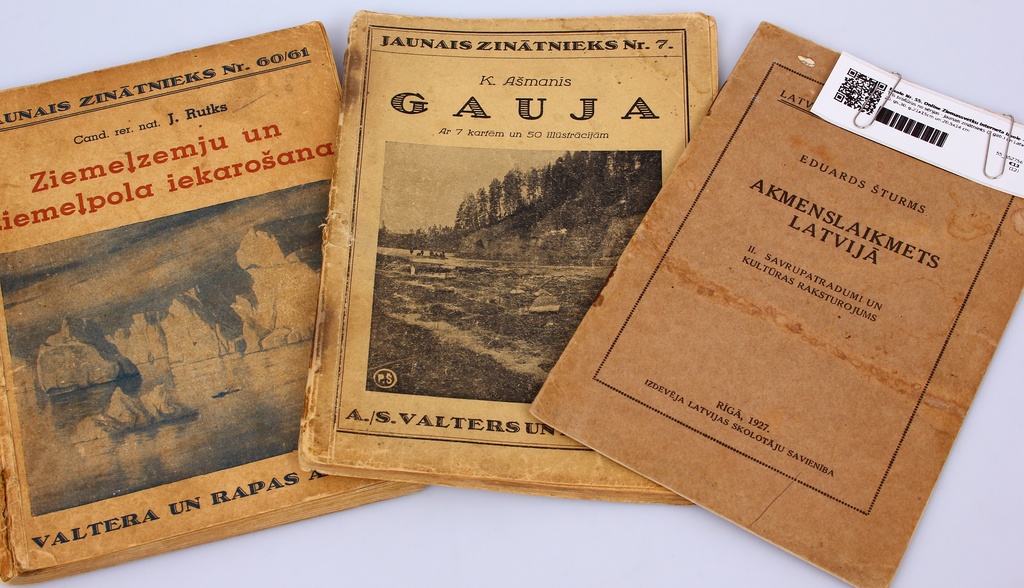 Trīs brošūras no sērijas - Jaunais zinātnieks (2 gab.) un Latvijas vēstures pirmavoti (1 gab.)