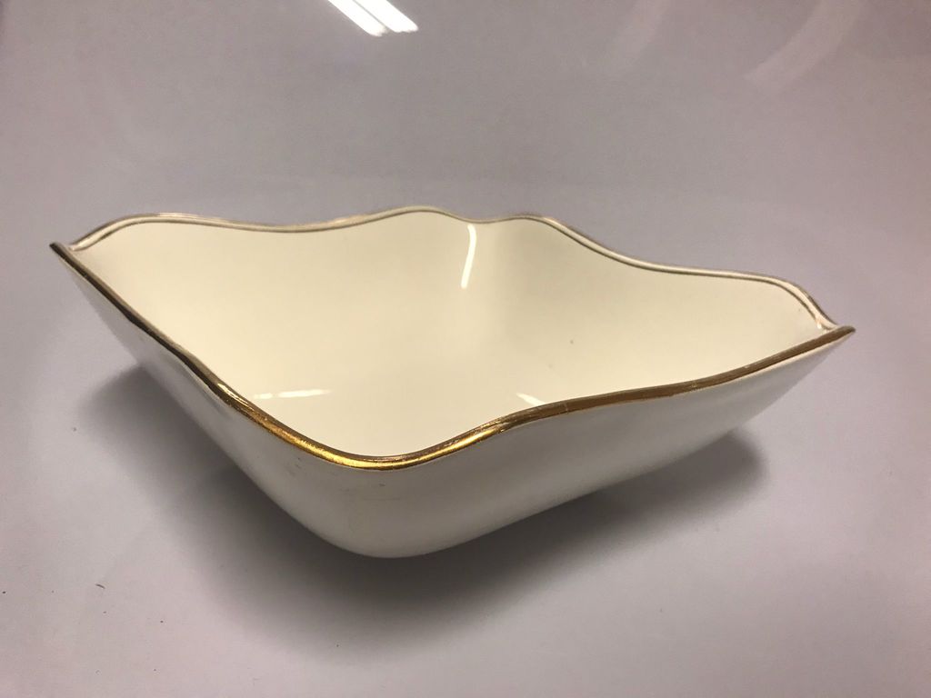 Porcelain serving dish