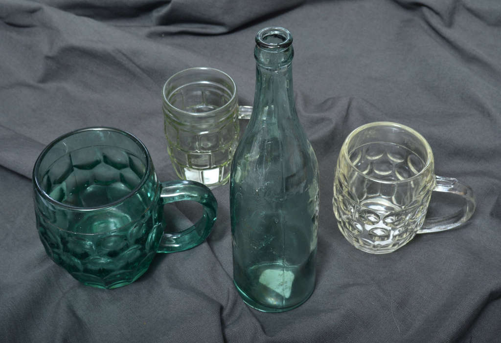 3 пивных кружки и стеклянная бутылка Aldaris