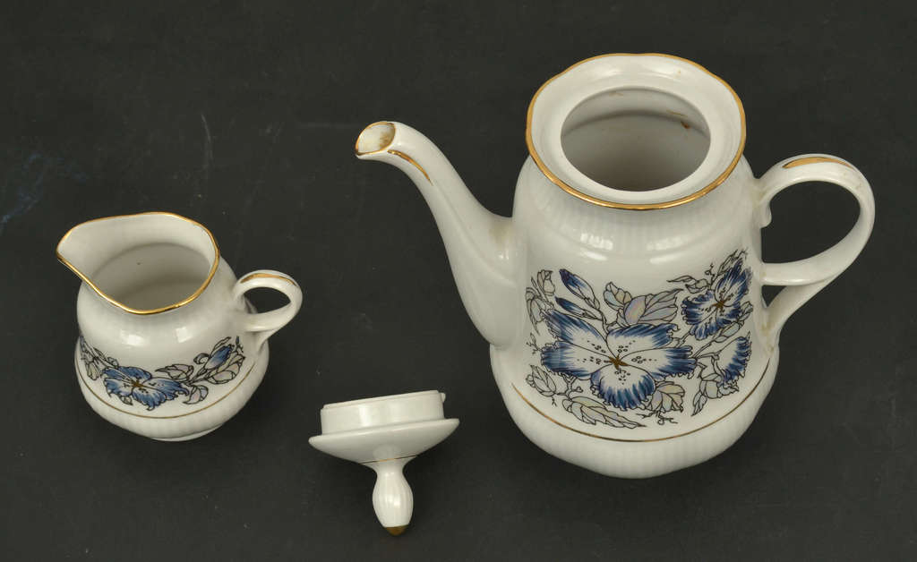 Porcelain teapot and creampot