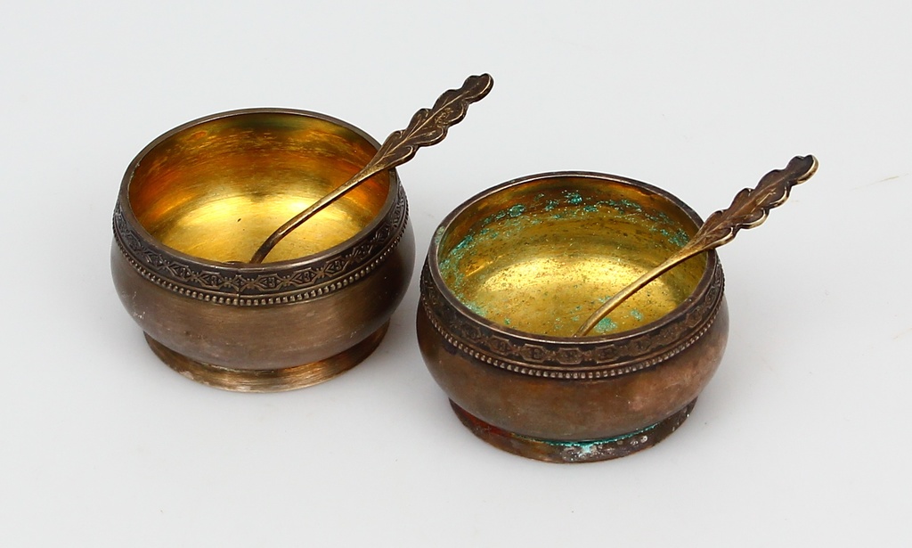 Две металлические миски для специй с двумя серебряными ложками