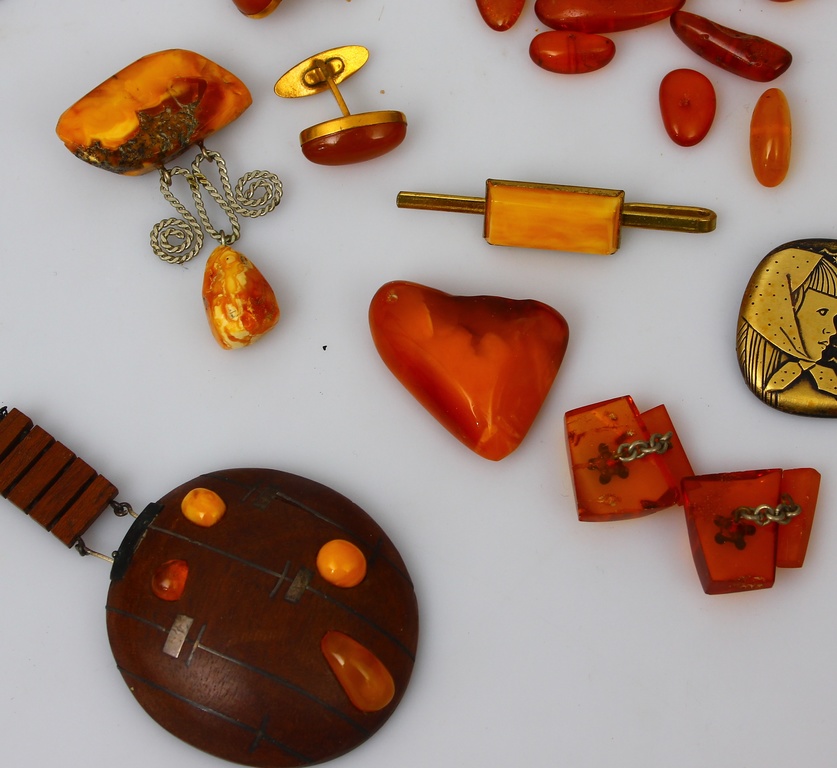 Коллекция различных изделий из янтаря