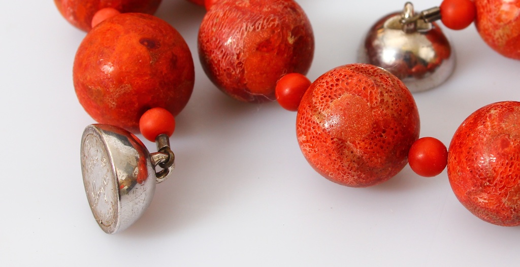Бусины из красного коралла с серебряной застежкой-магнитом