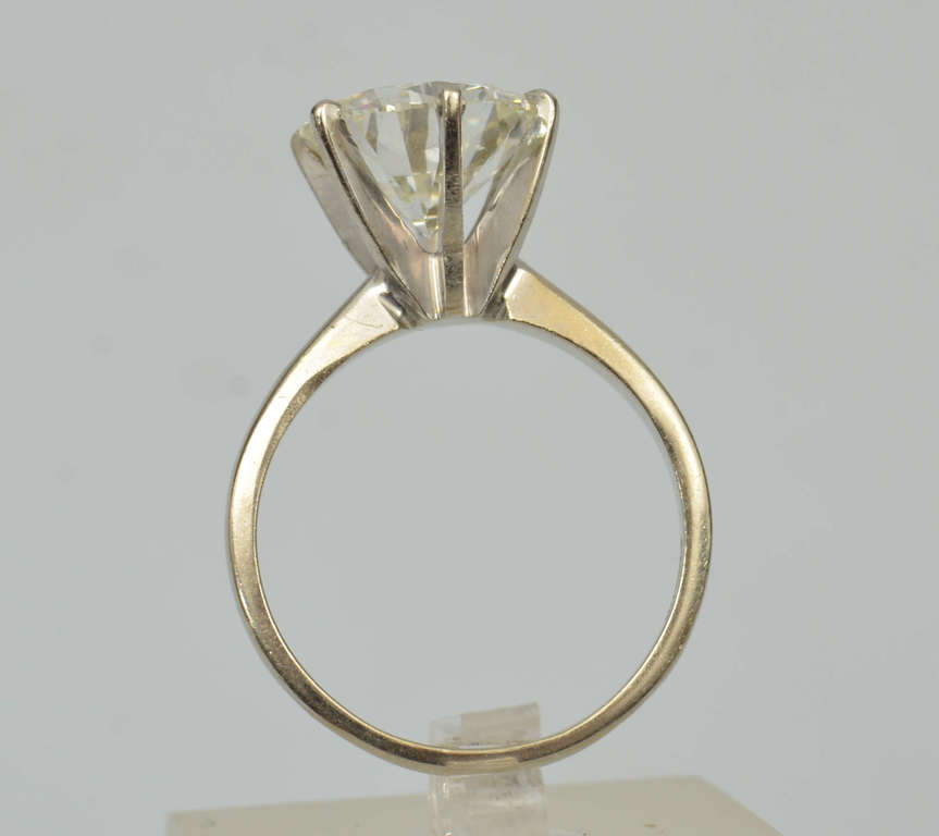 White gold ring with 4.6 ct diamond