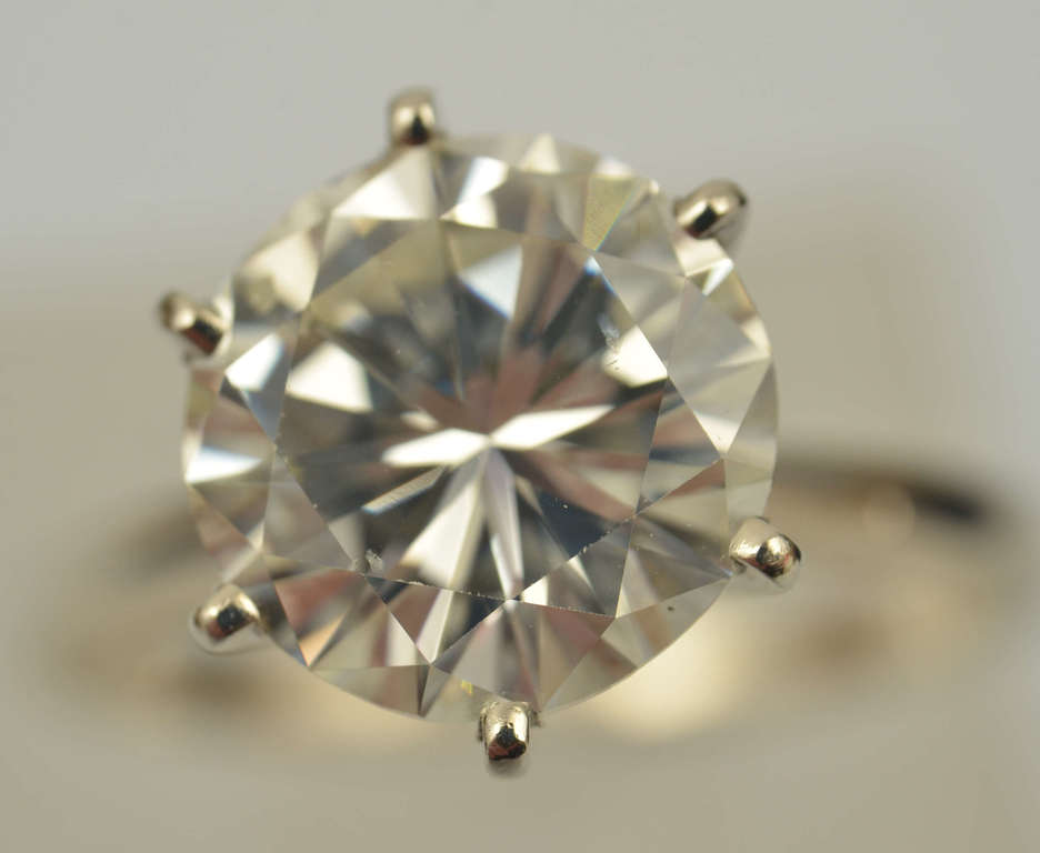 Кольцо из белого золота с бриллиантом 4,6 карата