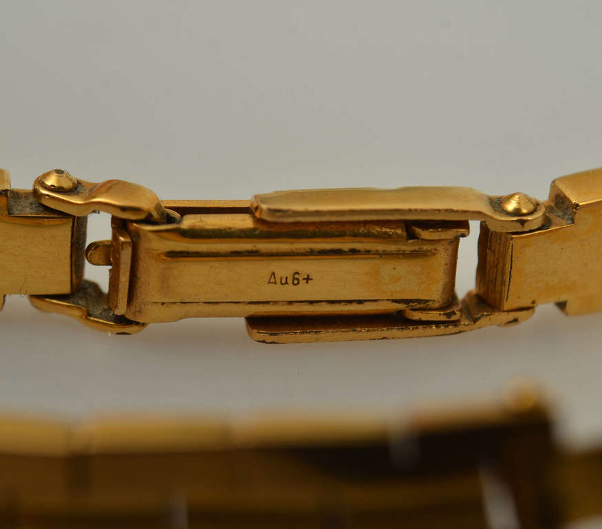 Золотые наручные часы с металлическим ремешком