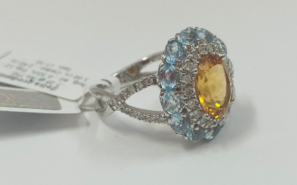 Золотое кольцо с бриллиантами, топазами, цитронoм