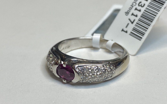 Золотое кольцо с бриллиантами, рубин