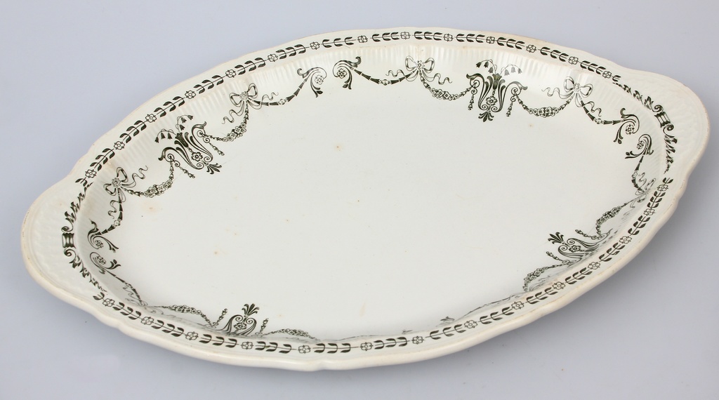 Porcelain serving plate