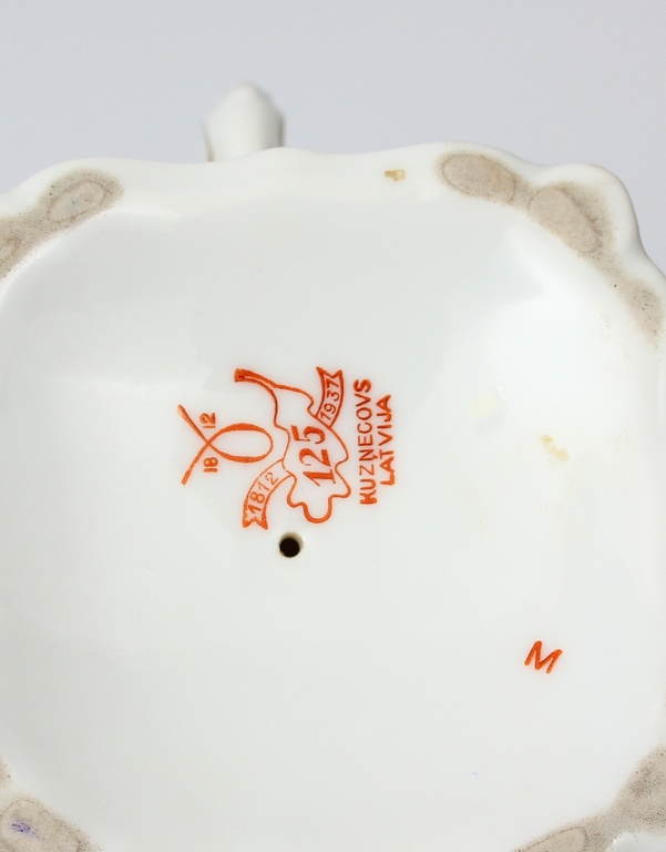 Porcelain dish with lid 