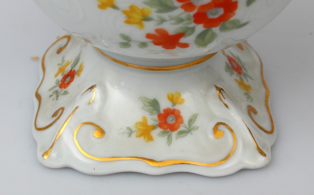 Porcelain dish with lid 