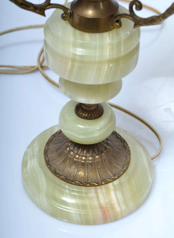 Oniksa lampa ar dekoratīvu apdari