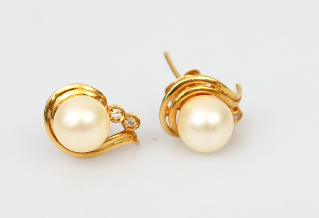 Gold earrings with pearls