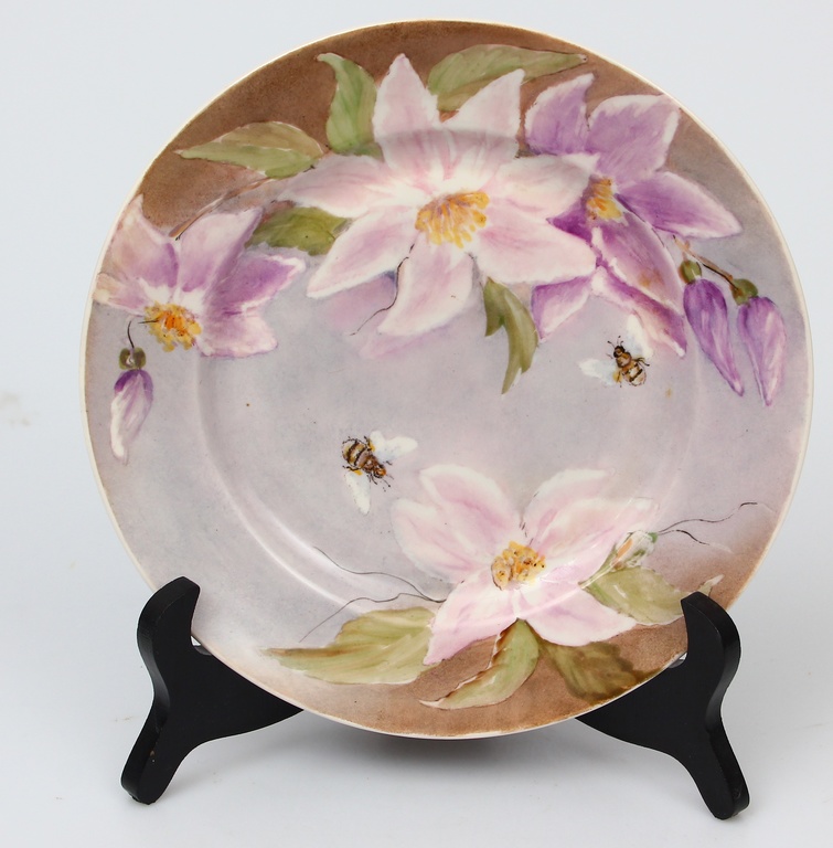 Фарфоровая тарелка с росписью 'Цветы с пчелами'