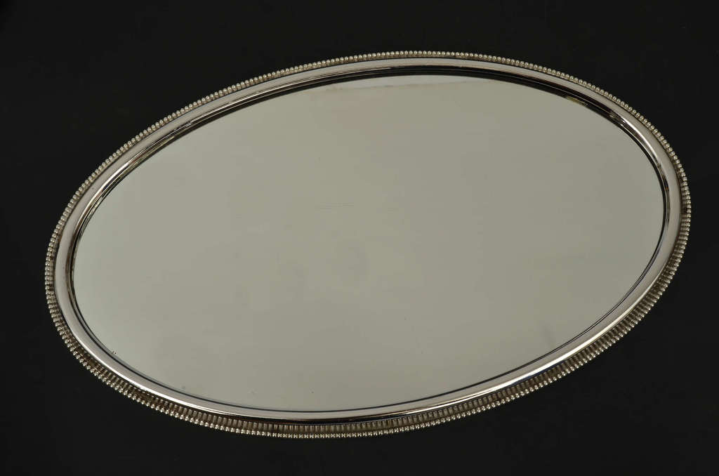 Liela spoguļa paplāte ar apsudrabotu apdari