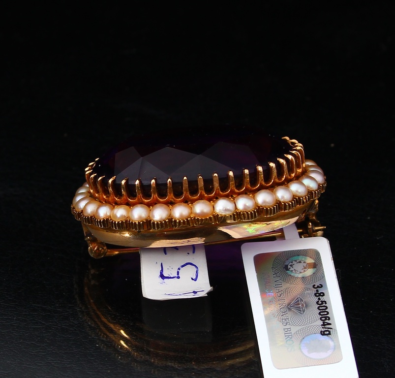 Gold brooch with amethyst, river pearls