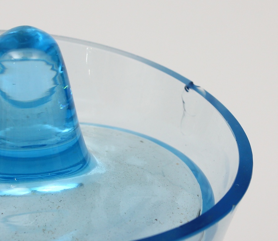 Zila stikla karafe ar četrām glāzēm