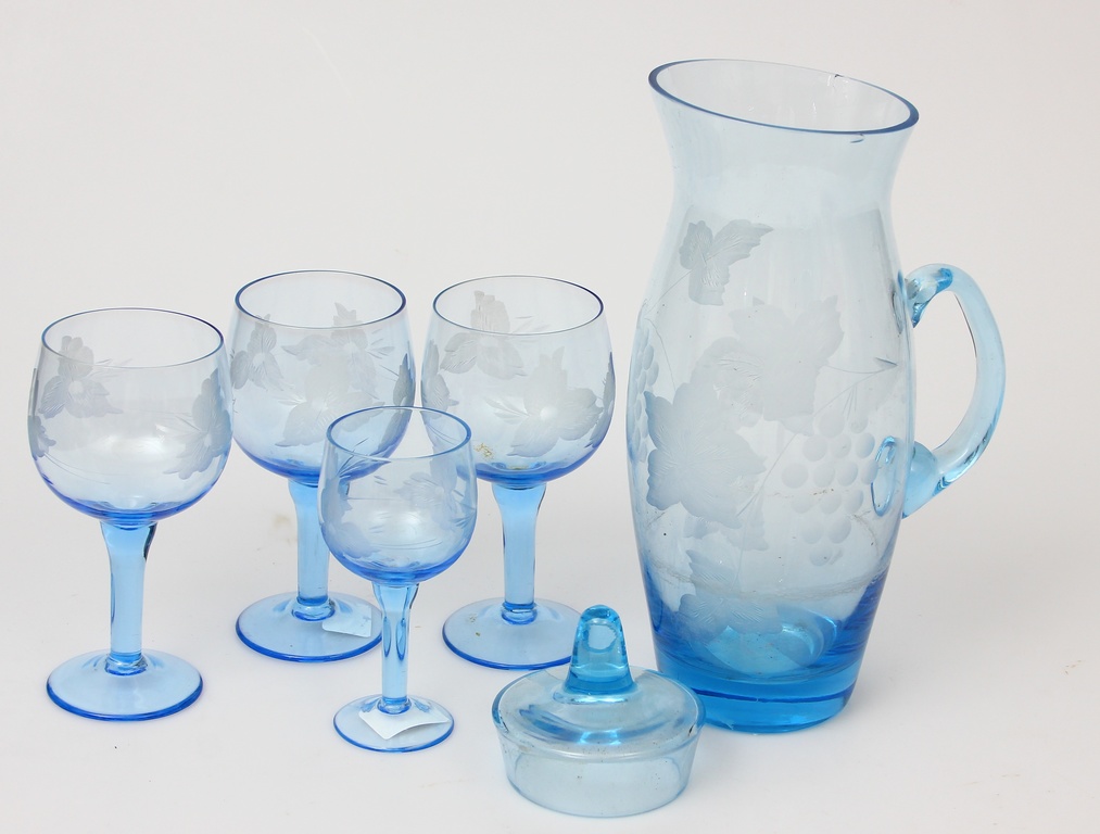 Графин из синего стекла с четырьмя стаканами