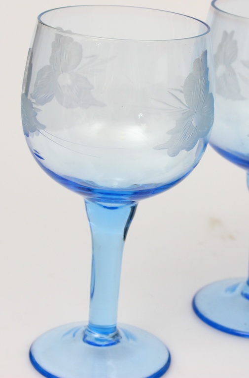 Zila stikla karafe ar četrām glāzēm
