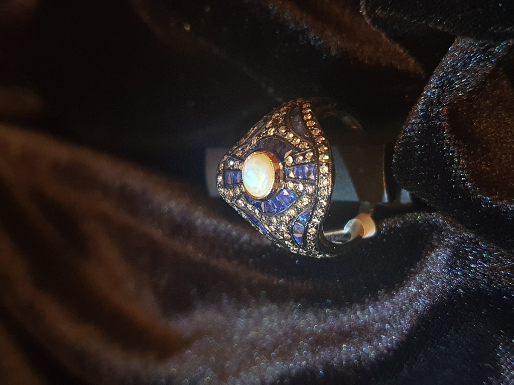 Золотое кольцо с бриллиантами, сапфирами и опалом 