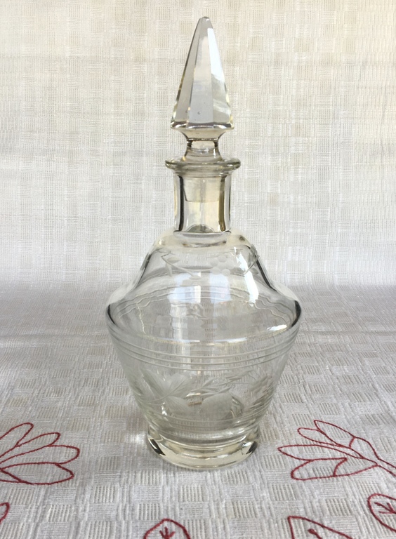 Crystal glass decanter with cut