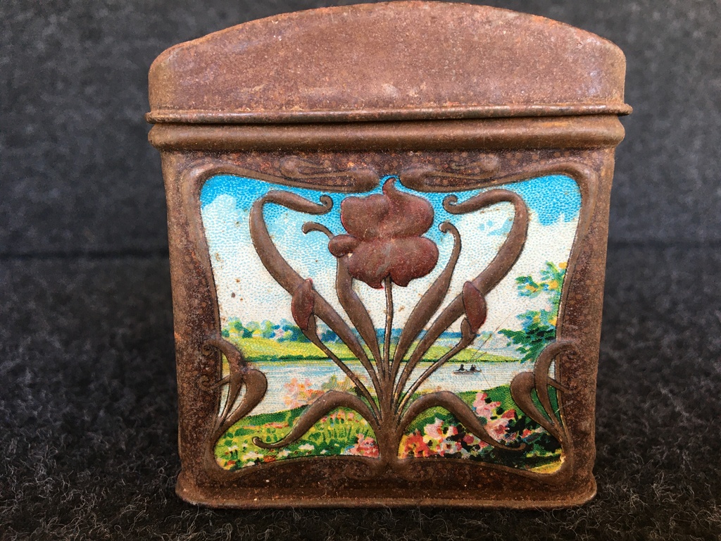Art Nouveau candy box