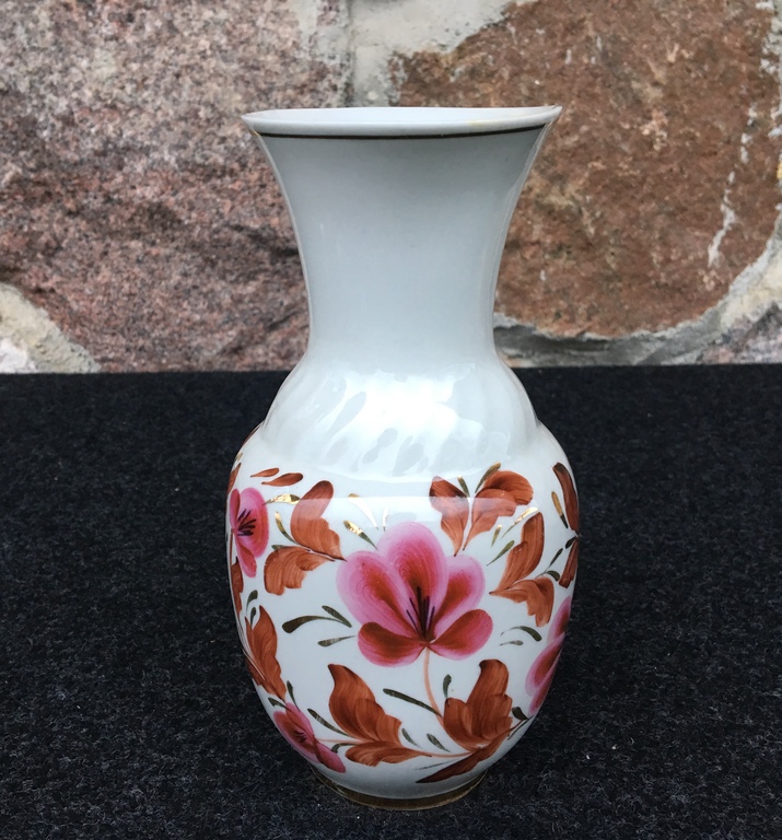 Фарфоровая ваза с ручной росписью