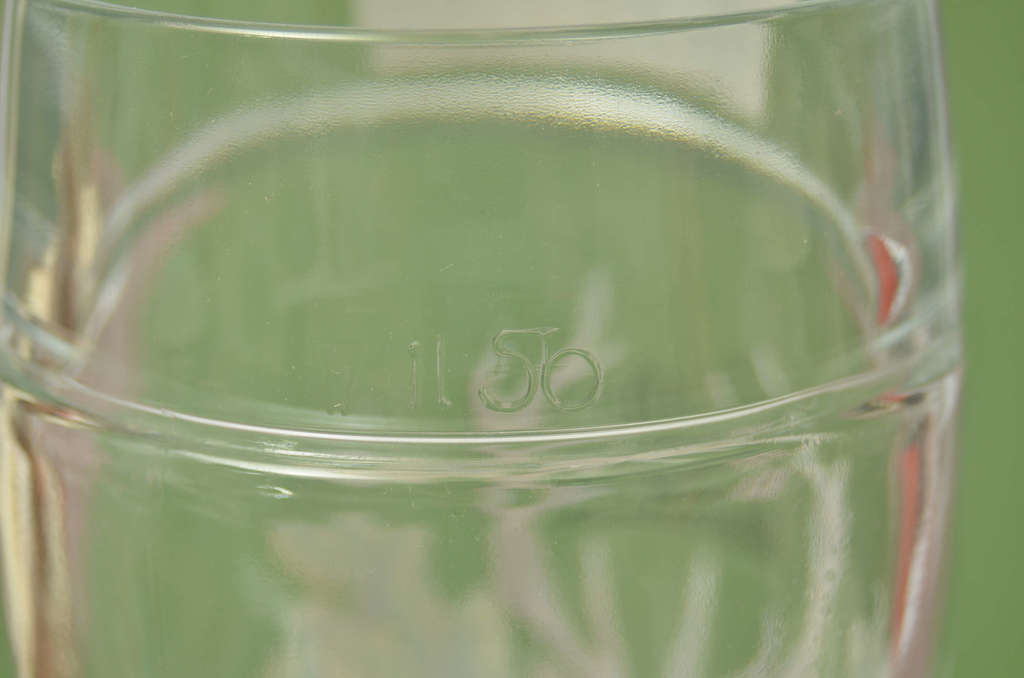 Стеклянная ваза в виде сапога 