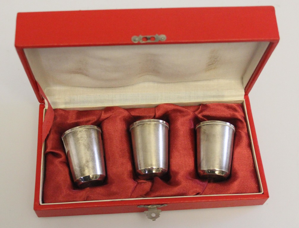 Серебряные стаканчики (3 шт.) в упаковке