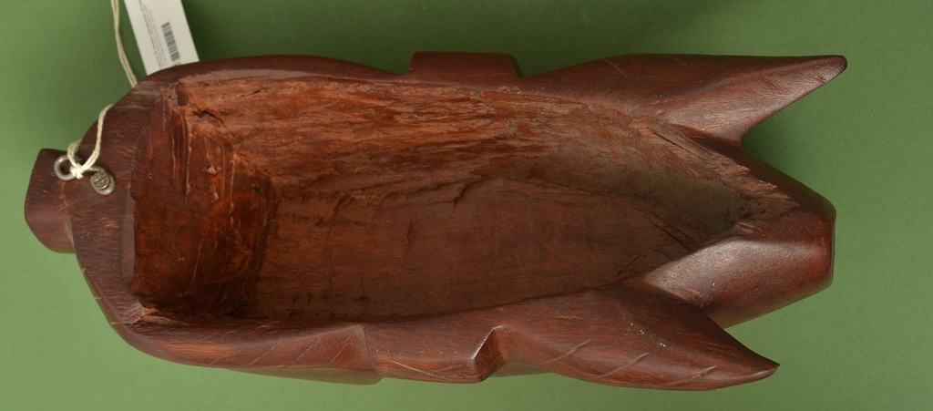 Настенный декор из красного дерева 