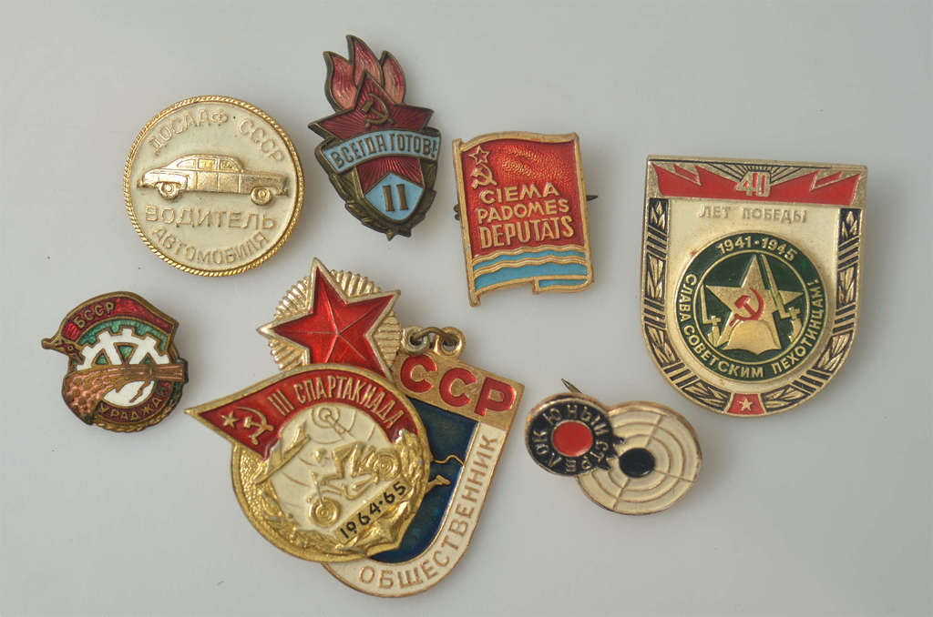 Different badges (8 pcs)