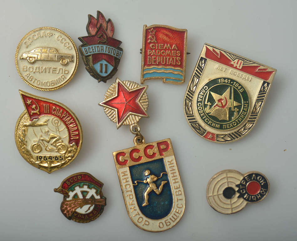 Different badges (8 pcs)