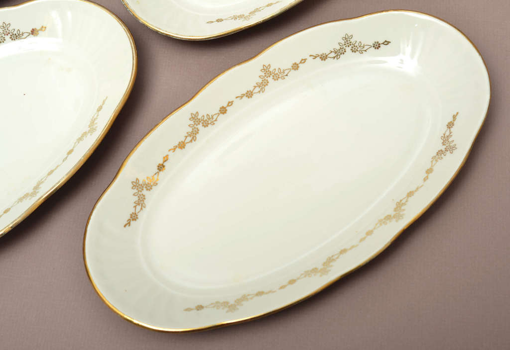 Porcelain serving plates (4 pcs)