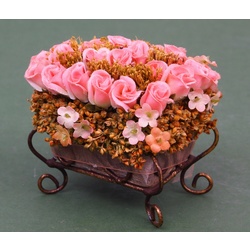 Коробка с декоративными розами