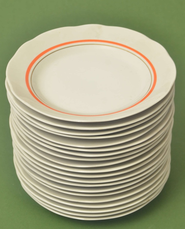 Фарфоровые тарелки (20 шт.)