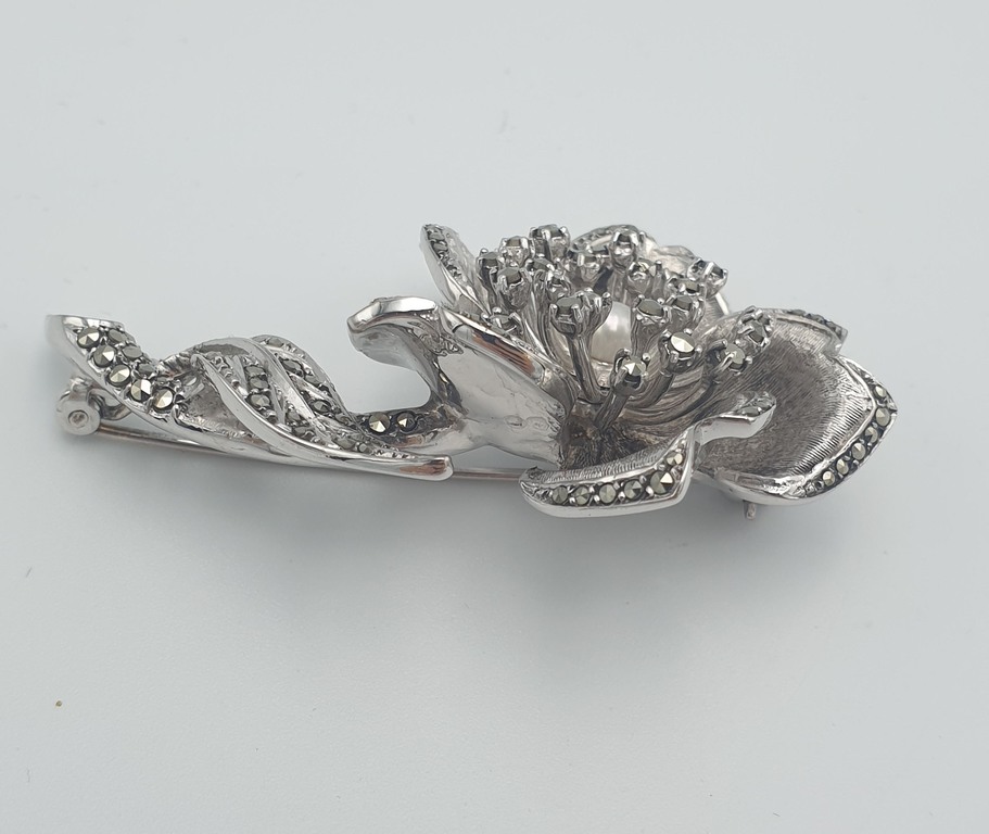 Серебряная брошь в стиле модерн с кристаллами марказита и жемчугом