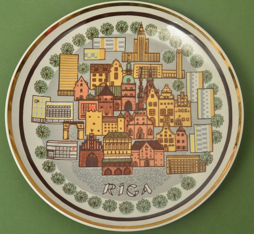 Decorative porcelain wall plate