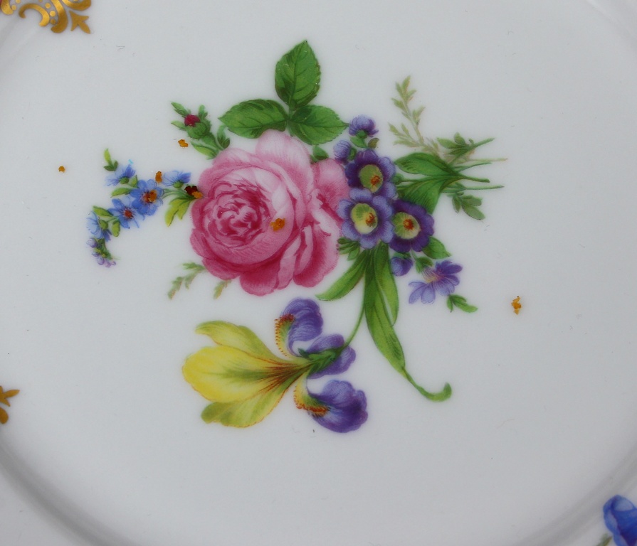 Тарелка с позолотой и цветочным декором