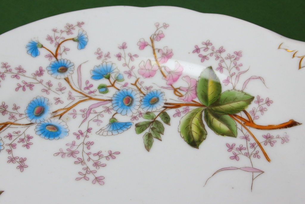 Фарфоровая тарелка Кузнецова с цветами.