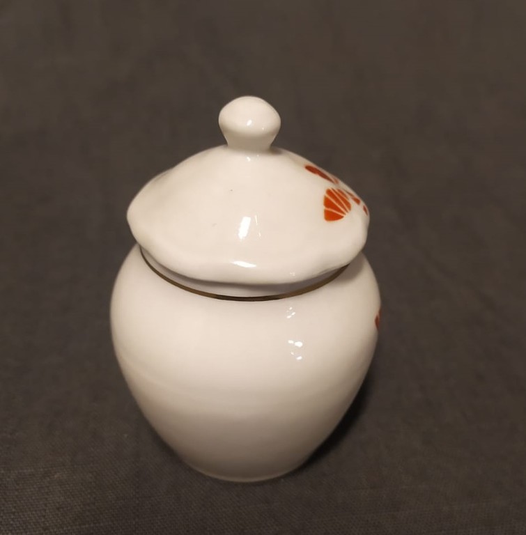 Porcelain spice dish with lid