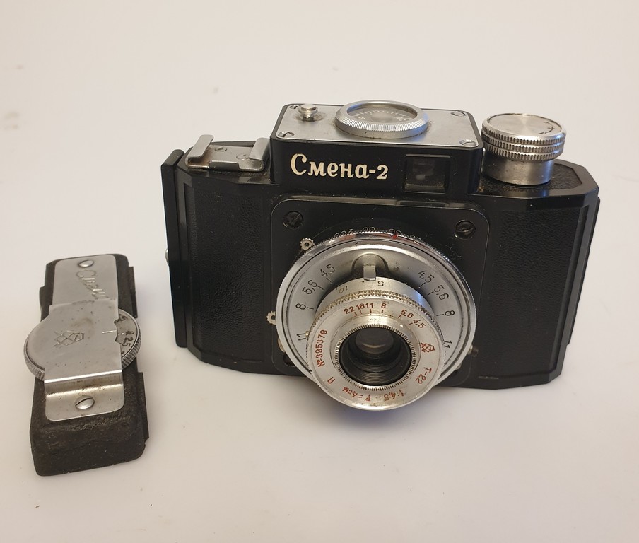 2 фотоаппарата в кожаном чехле и экспонометр