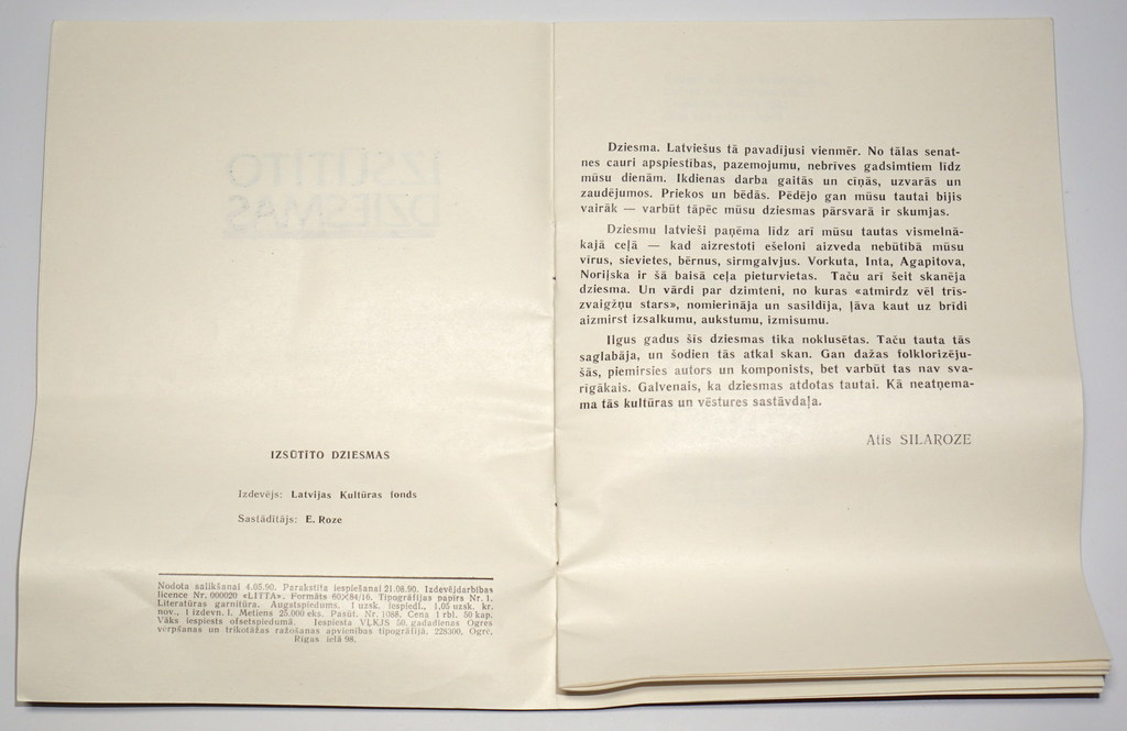 2 brošūras - Izsūtīto dziesmas, Latvijas karoga vēsture