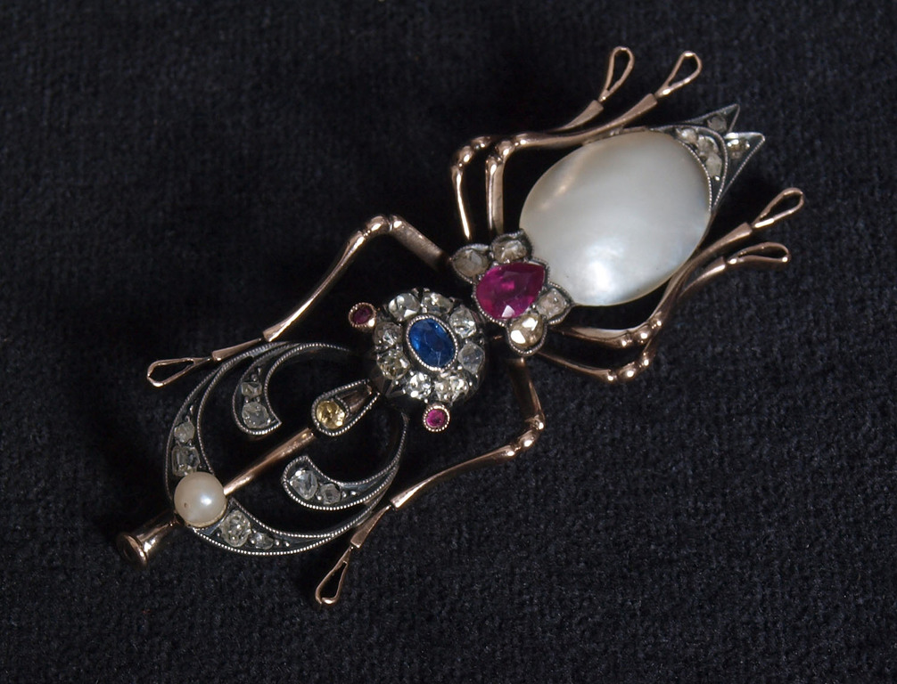 Golden brooch with diamonds and pearls