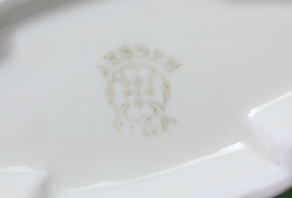 Porcelain ashtray with cigarette holder