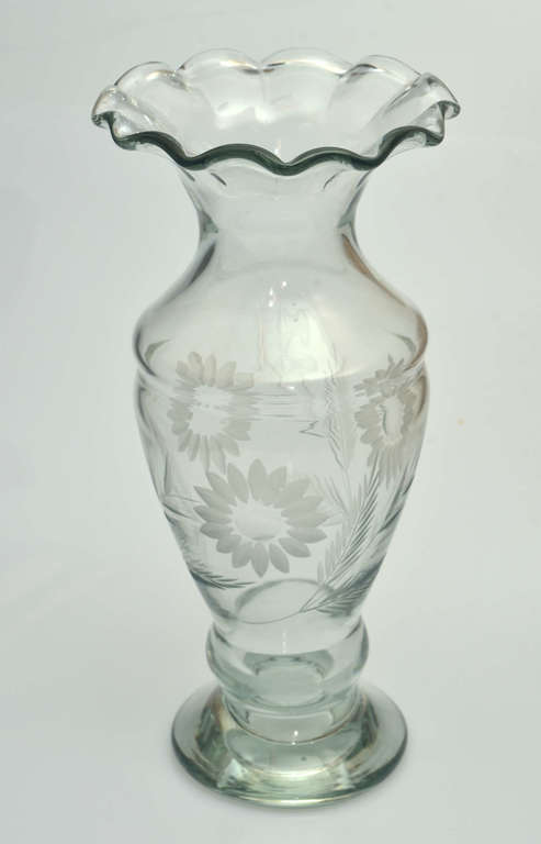Стеклянная ваза с граненым стеклом
