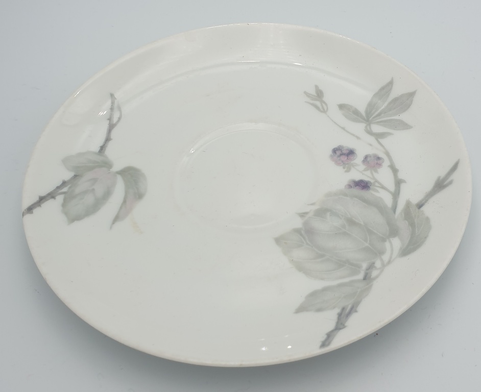 Plate with blackberry pattern