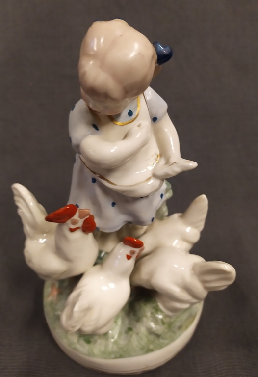 Porcelāna figūrina ''Meitene baro vistinas''