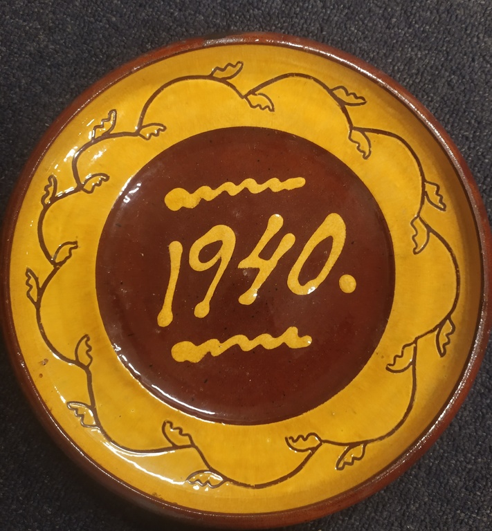 Керамическая тарелка посвящена Даугавпилсскому празднику песни 1940 года.